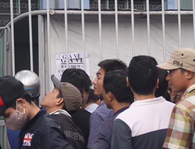 Lao theo ngả giá cho đến khi nhận được cái gật đầu từ người có nhu cầu vé