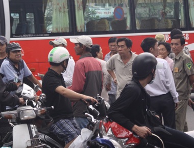 Dẫu biết khó ngăn chặc triệt để nạn phe vé