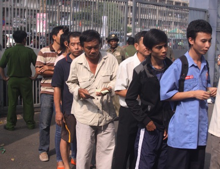 Vào đến bên trong, phải tiếp tục xếp hàng