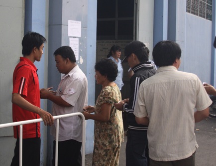 Bên trong các phòng vé đã đỡ mất trật tự hơn