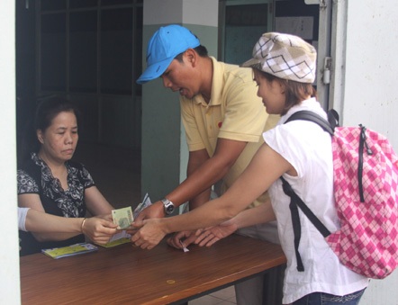 Không chỉ có thanh niên, các bạn nữ cũng sẵn sàng xếp hàng mua vé