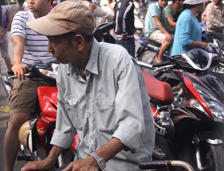 Bác Nghị dù đã 74 tuổi nhưng vẫn lặn lội đến sân