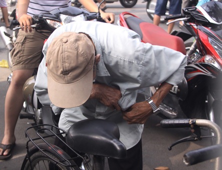 Bác Nghị dù đã 74 tuổi nhưng vẫn lặn lội đến sân