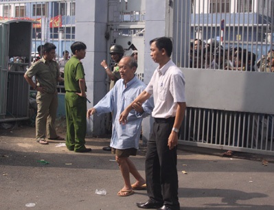 Một khán giả cao niên được ưu tiên không phải xếp hàng