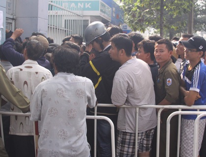 ... tiếp cận với hàng dài người hâm mộ...