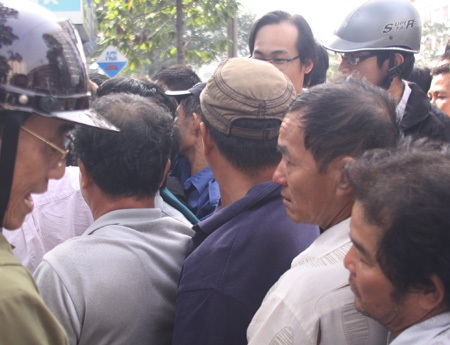 ... tiếp cận với hàng dài người hâm mộ...