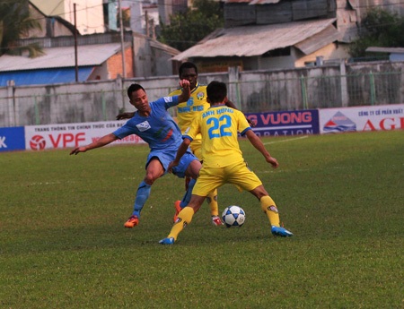 Sân Long Xuyên mất điện, cầu thủ 2 đội vừa đá vừa dò đường