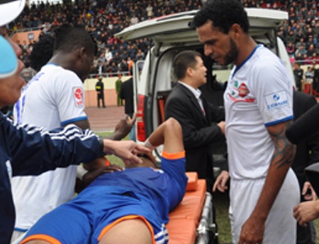 Rời sân bằng xe cứu thương đang dần trở thành hình ảnh quen thuộc với giới cầu thủ ở V-League