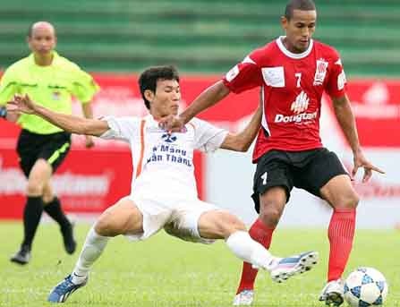 ĐT Long An (áo đỏ) đã xa thời đỉnh cao