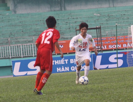 Hà Nội 1 (áo trắng) bất ngờ bị cầm hòa ở vòng 2, ảnh: Trọng Vũ