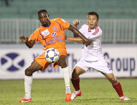 Hoàng Max (trái) vẫn chưa được thi đấu tại V-League 2014