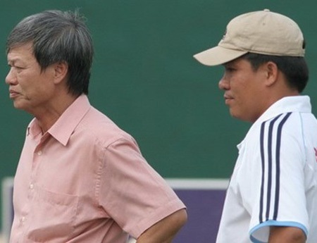 HLV Nguyễn Minh Dũng (phải) sẽ không còn đứng cạnh GĐKT Lê Thụy Hải