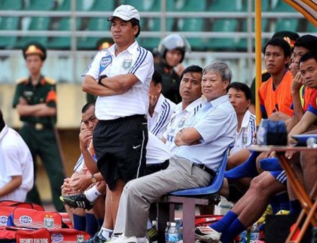 Áp lực dành cho HLV Nguyễn Minh Dũng (đứng) vào lúc này là rất lớn