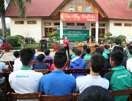 Phạm Văn Mách chia sẻ kinh nghiệm ăn uống của mình với các học viên