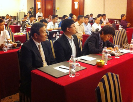 Chủ tịch VPF Võ Quốc Thắng (trái) tin vào mùa giải thành công (ảnh: Kim Điền)