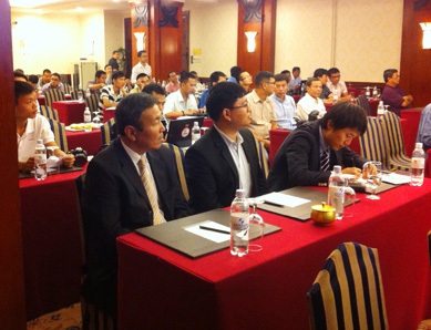 Ông Tanaka (trái) sẽ đương đầu với nhiều áp lực nếu ngồi ở ghế trưởng giải V-League