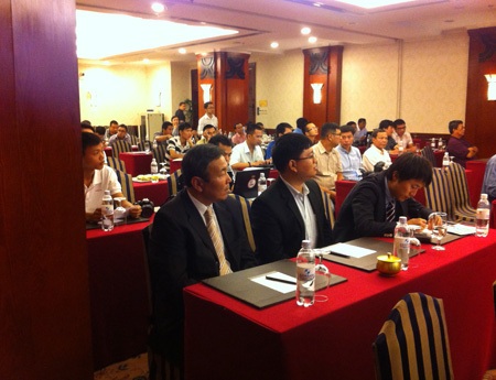 Chuyên gia Tanaka Koji (trái)