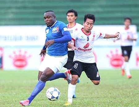 Vua phá lưới V-League: Timothy trở lại, Merlo mất hút - 1 Timothy (trái) bất ngờ tỏa sáng trong màu áo HA Gia Lai