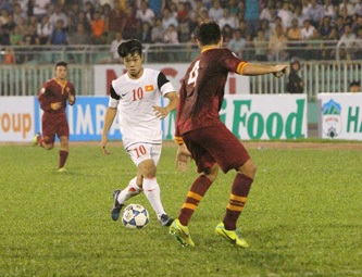 Công Phượng (10) đi bóng trước sự đeo bám của hậu vệ U19 AS Roma