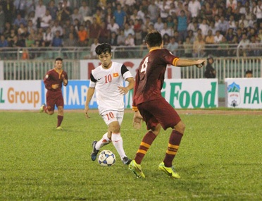 Công Phượng (10) và các tiền đạo U19 Việt Nam cần hiệu quả hơn khi đối đầu với U19 Nhật Bản