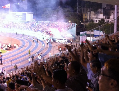 Những làn sóng người trên sân Thống Nhất