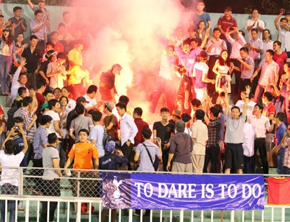 Những khoảnh khắc ấn tượng tại giải U19 quốc tế - 3 Pháo sáng xuất hiện trong trận đấu giữa U19 Việt Nam và U19 Tottenham