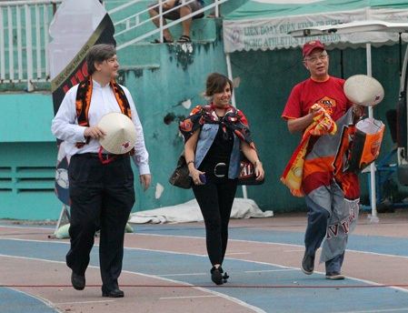 Những khoảnh khắc ấn tượng tại giải U19 quốc tế - 6 Lãnh đạo đội bóng trẻ áo màu bã trầu mê nón lá