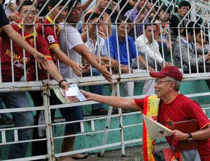Những khoảnh khắc ấn tượng tại giải U19 quốc tế - 7 Tặng quà lưu niệm cho người hâm mộ