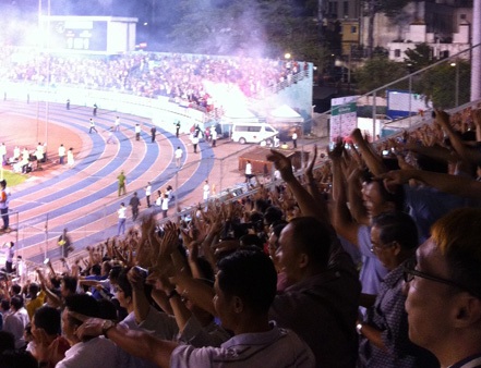 Sân Thống Nhất đầy ắp khán giả khi U19 Việt Nam thi đấu