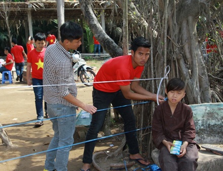 Nghỉ Tết sớm, một số tuyển thủ U19 Việt Nam tranh thủ làm từ thiện - 2 Cầu thủ Đức Lương (giữa) của HA Gia Lai cũng theo chân các bạn