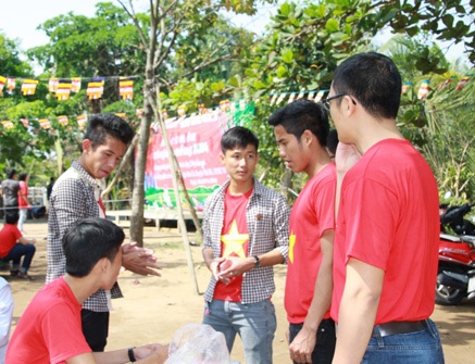 Nghỉ Tết sớm, một số tuyển thủ U19 Việt Nam tranh thủ làm từ thiện - 3 Hồng Duy (trái) cũng góp phụ một tay