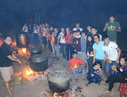 Nghỉ Tết sớm, một số tuyển thủ U19 Việt Nam tranh thủ làm từ thiện - 5 Họ nấu bánh tét cho người nghèo