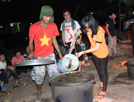 Nghỉ Tết sớm, một số tuyển thủ U19 Việt Nam tranh thủ làm từ thiện - 6 Châm nước vào nồi bánh tét bên bếp lửa hồng