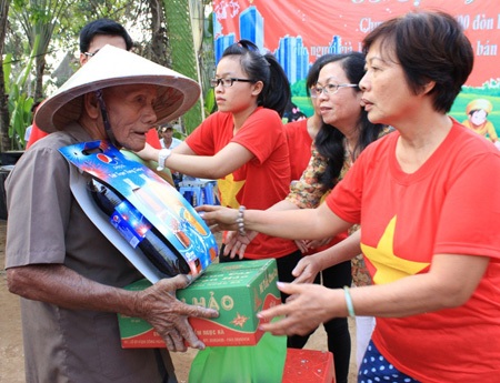 Nghỉ Tết sớm, một số tuyển thủ U19 Việt Nam tranh thủ làm từ thiện - 7 Châm nước vào nồi bánh tét bên bếp lửa hồng