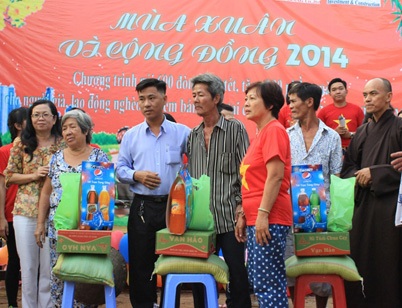 Nghỉ Tết sớm, một số tuyển thủ U19 Việt Nam tranh thủ làm từ thiện - 8 Tết ấm áp hơn với từng những tấm lòng hướng về cộng đồng