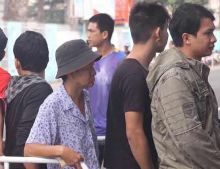 Người đàn bà này là dân phe vé cũng tranh thủ kiếm chỗ