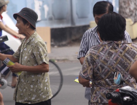 Còn đây là hình ảnh bà ấy bán vé chợ đen (bìa trái) ít ngày trước