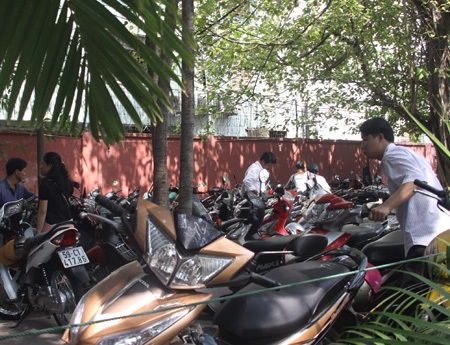 Các bãi giữ xe xung quanh các khu vui chơi cũng tha hồ hốt bạc