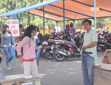 Các bãi giữ xe xung quanh các khu vui chơi cũng tha hồ hốt bạc