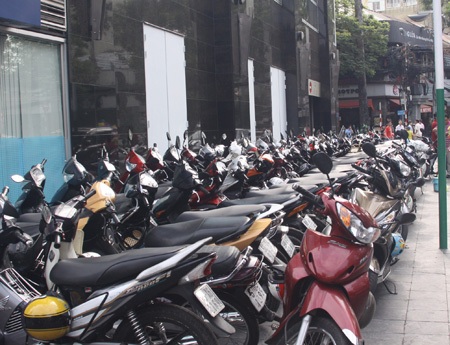 Các bãi giữ xe xung quanh các khu vui chơi cũng tha hồ hốt bạc