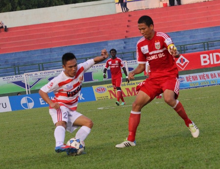 V.Ninh Bình (trái) liên tục dẫn trước B.Bình Dương, ảnh: Kim Điền