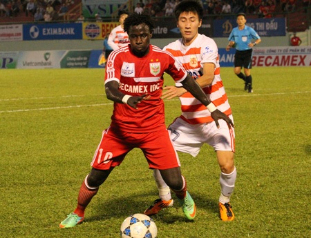 Nhưng họ vẫn không thể ngăn Abass (10) ghi bàn, giúp B.Bình Dương chiến thắng, ảnh: Kim Điền