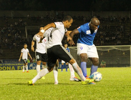 Timothy (trái) vẫn là mũi nhọn nguy hiểm nhất của HA Gia Lai, ảnh: Kim Điền