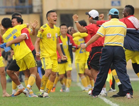 HV.An Giang ngược dòng hòa V.Ninh Bình trong trận cầu kịch tính