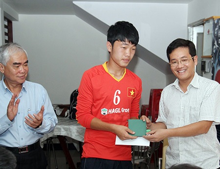 Ông Trần Thanh Hải trao tiền và cẩm nang cho đội trưởng U19