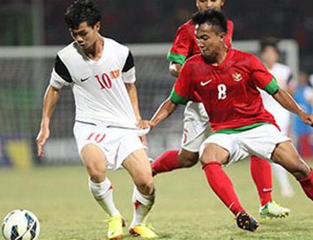 U19 Indonesia (áo đỏ) cũng muốn đến VCK U20 thế giới như U19 Việt Nam