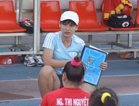 Văn Thị Thanh tỏ ra chững chạc trong vai trò HLV trưởng Phong Phú Hà Nam, ảnh: Trọng Vũ