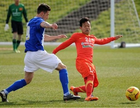 U19 Việt Nam sử dụng trang phục không tương xứng ở châu Âu - 1 U19 Việt Nam thi đấu với bộ trang phục chi chít dòng chữ quảng cáo trên ngực