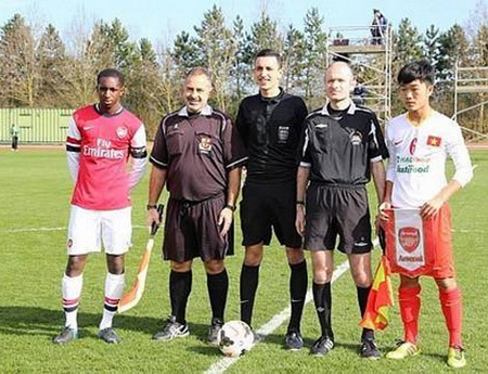 U19 Việt Nam sử dụng trang phục không tương xứng ở châu Âu - 2 U19 Việt Nam thi đấu với bộ trang phục chi chít dòng chữ quảng cáo trên ngực