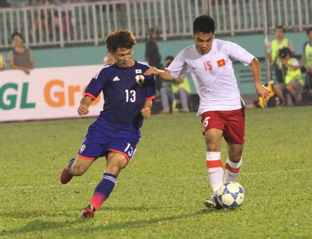 U19 Việt Nam sử dụng trang phục không tương xứng ở châu Âu - 3 U19 Việt Nam thi đấu với bộ trang phục chi chít dòng chữ quảng cáo trên ngực